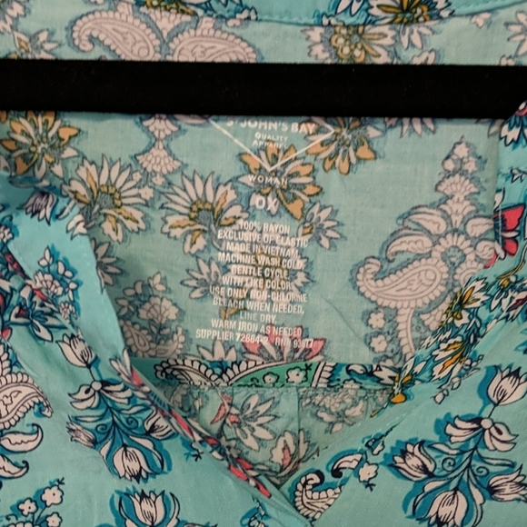 Short Sleeve Patterned Top - Picture 2 of 3